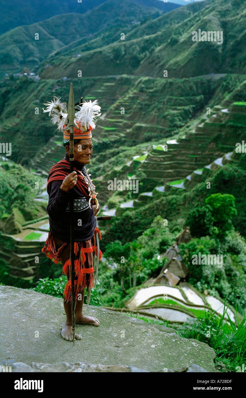 Terrazas de arroz de Banaue cordilleras y arrozales en Filipinas Hombre de  Ifugao tribu étnica Fotografía de stock - Alamy