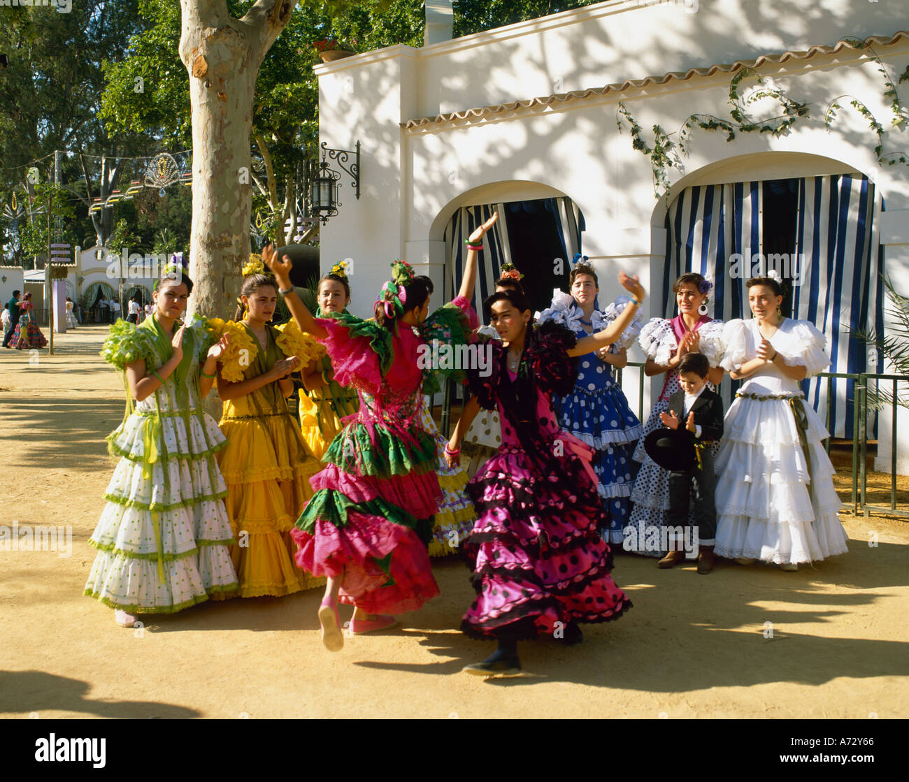 Las niñas bailando flamenco Feria del Caballo de Jerez Jerez de la Frontera  Andalucía España Fotografía de stock - Alamy