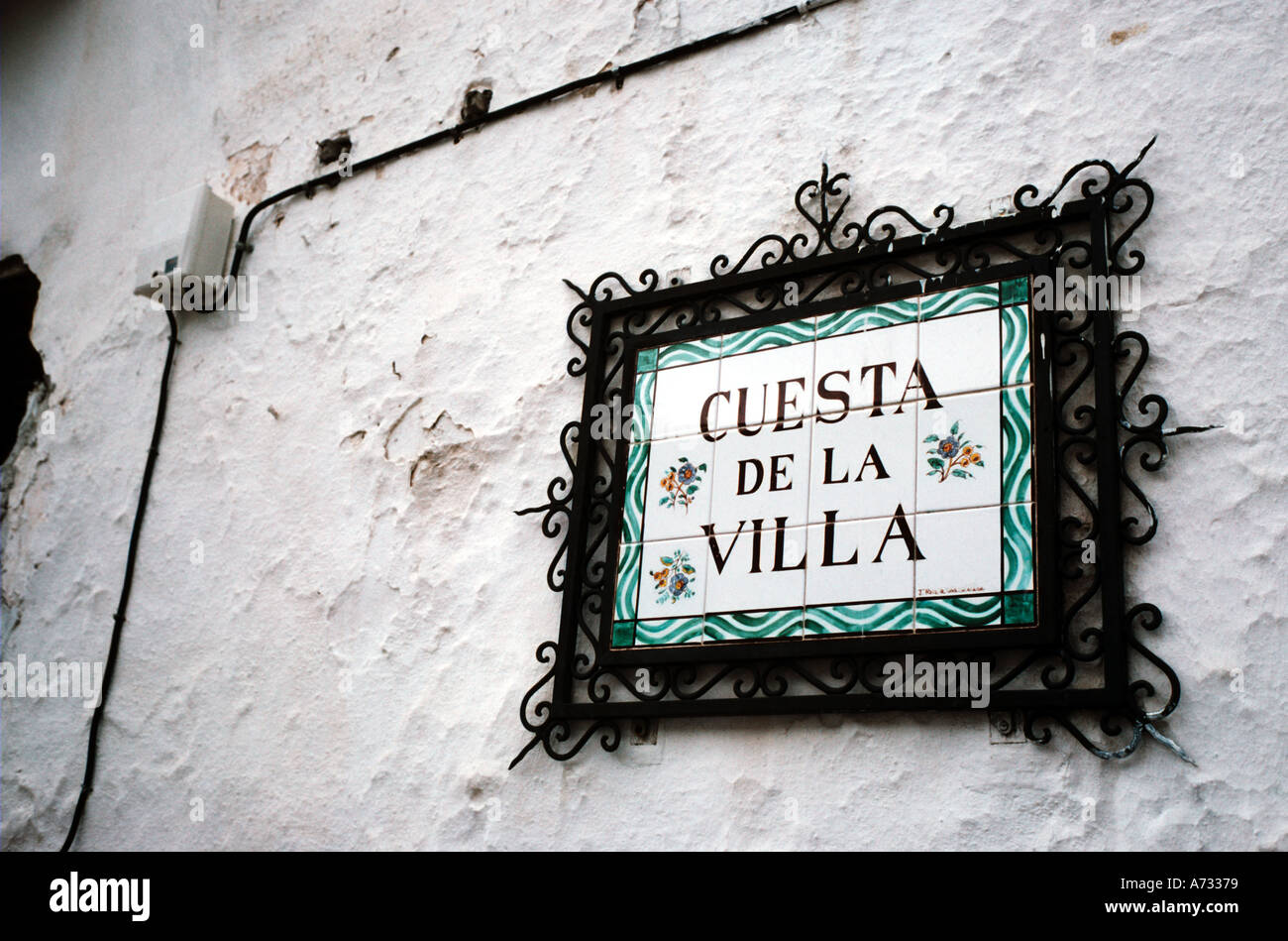 La placa que muestra el nombre de la calle España Foto de stock