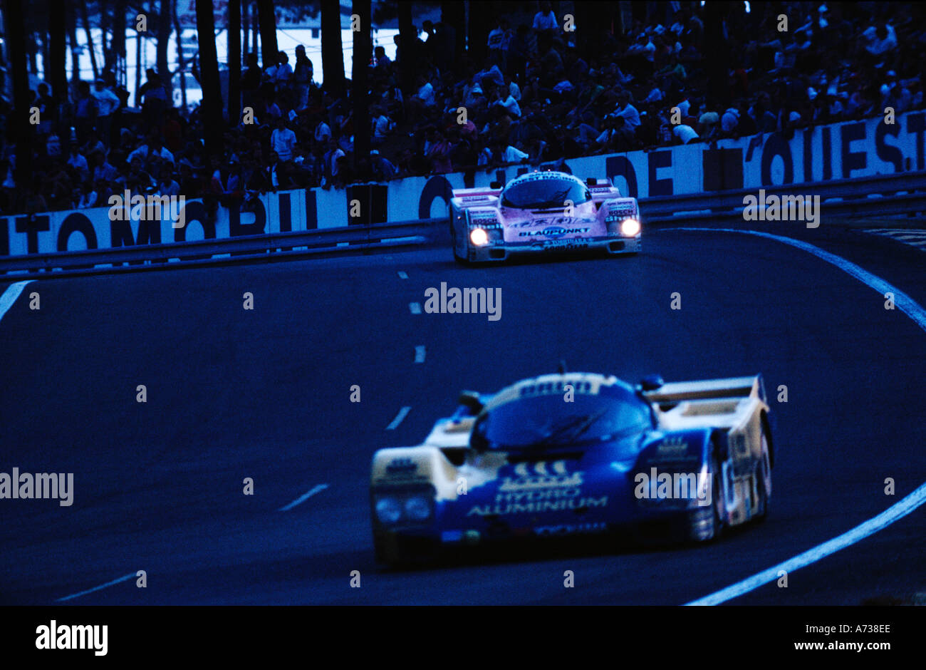 Porsche compitiendo en las 24 horas de Le Mans de 1989 carreras fotografiado en el sábado al atardecer Foto de stock