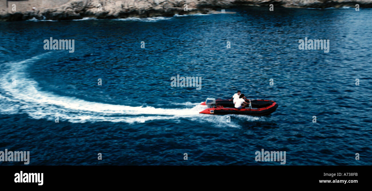 Barco de motor girando a la velocidad Foto de stock