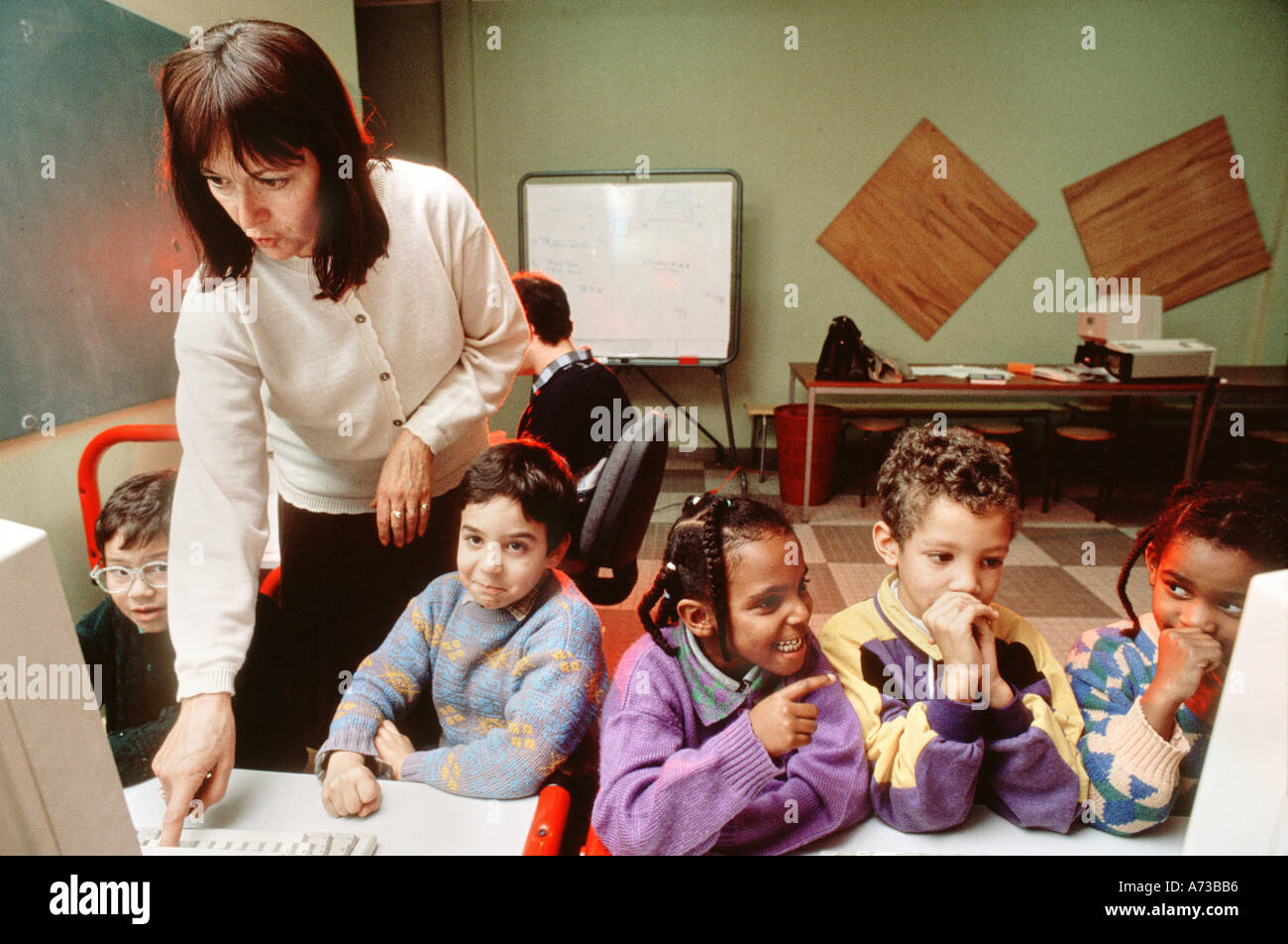 Educación multicultural, PARÍS Francia, Niños franceses en la escuela