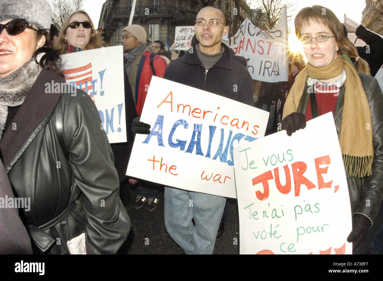 "Los estadounidenses que viven en Francia", que protestaban contra la guerra en Irak "George Bush" y "Paris France' Hombres Mujeres signos paz rally Foto de stock
