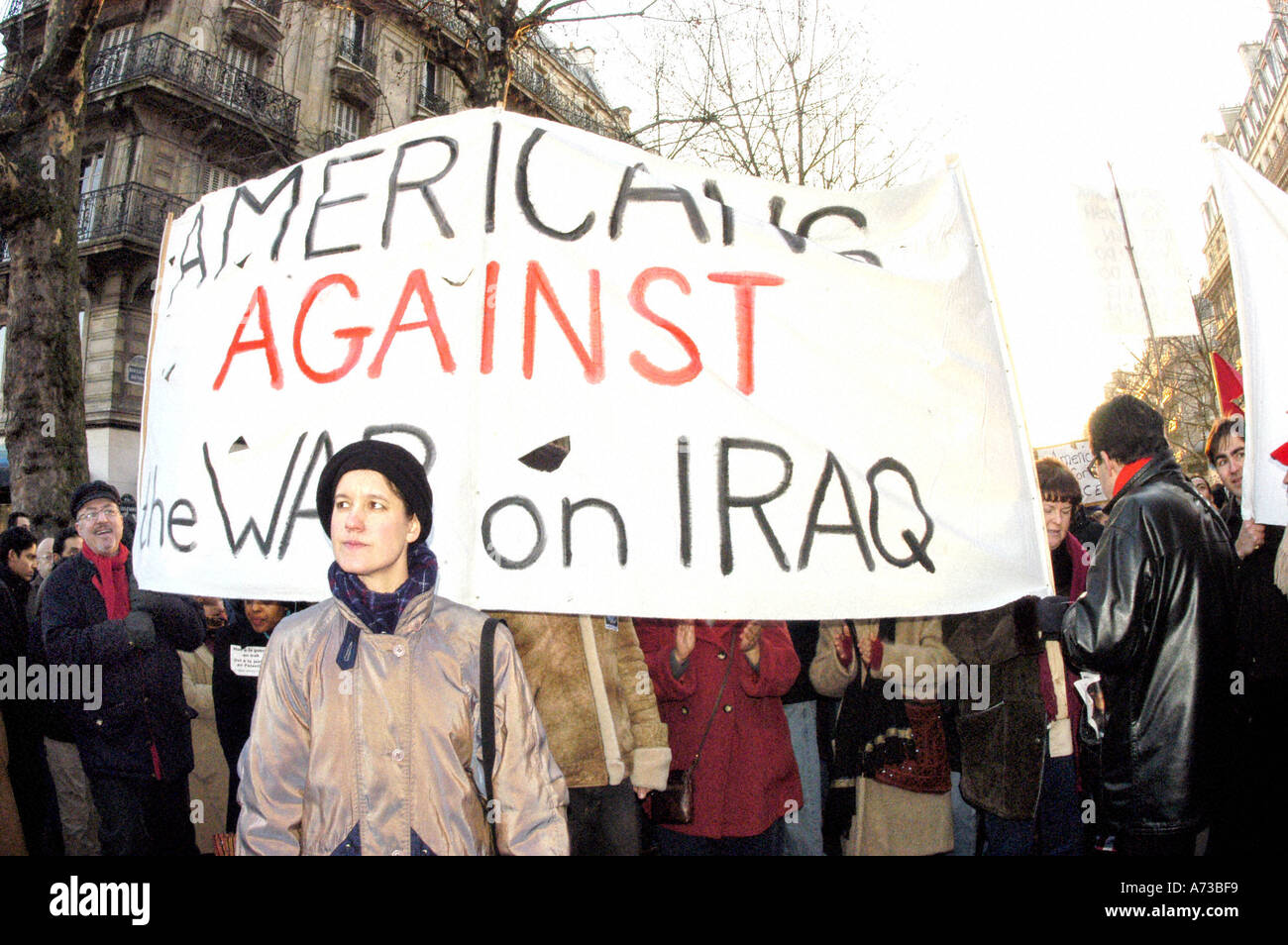 Paris Francia, demostración de 'ex-pats' estadounidense contra 'Guerra en Irak' Mujer signo multitud, rally de paz, fotos de la época Foto de stock