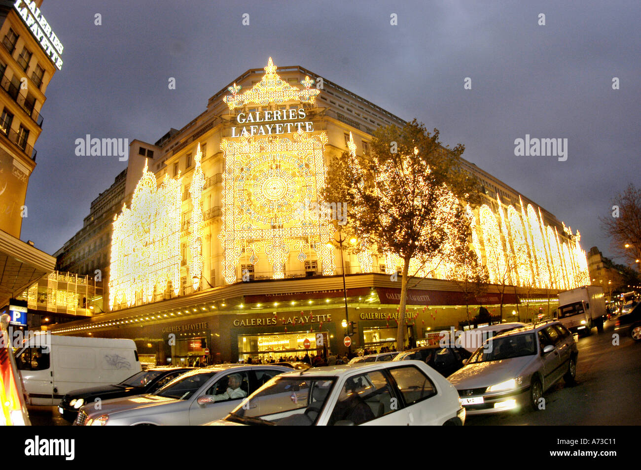 Department Store, París Francia, "Galeries Lafayette" Dept Store con iluminación especial para Navidad iluminado de noche Foto de stock