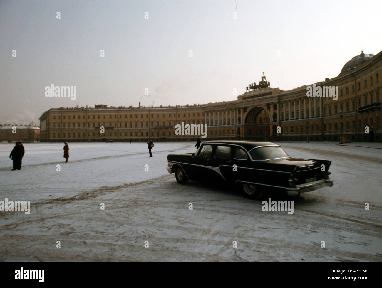 Gran Federación coche pasando en frente de el Hermitage, en San Petersburgo, Rusia Foto de stock