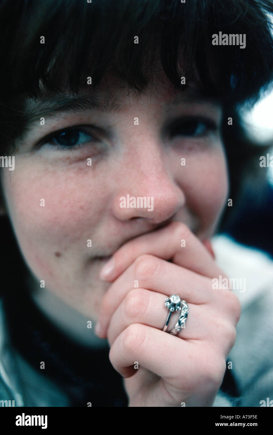 Mujer mostrando sus anillos de compromiso y boda Foto de stock