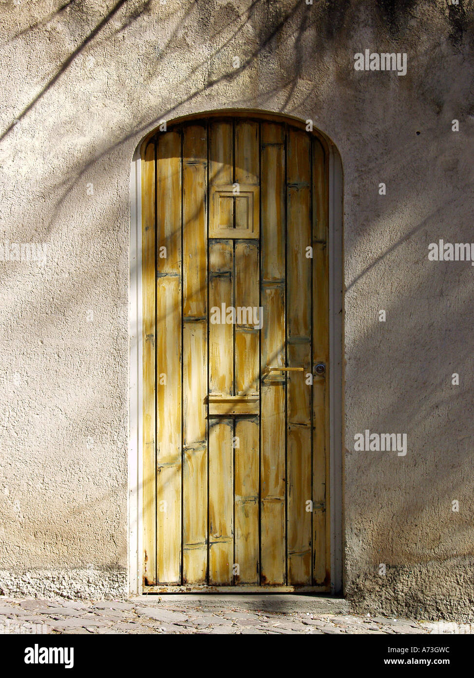 Puerta de bambú fotografías e imágenes de alta resolución - Alamy