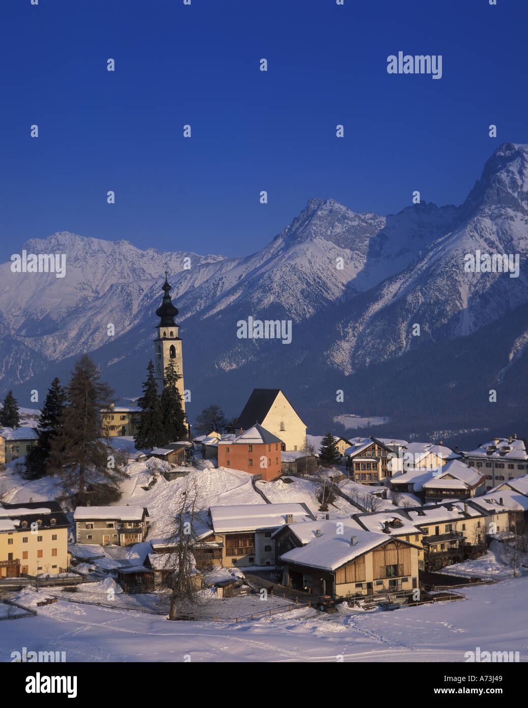 Europa, Suiza, Graubunden. Ftan village. Tarde de invierno (medio formato) Foto de stock