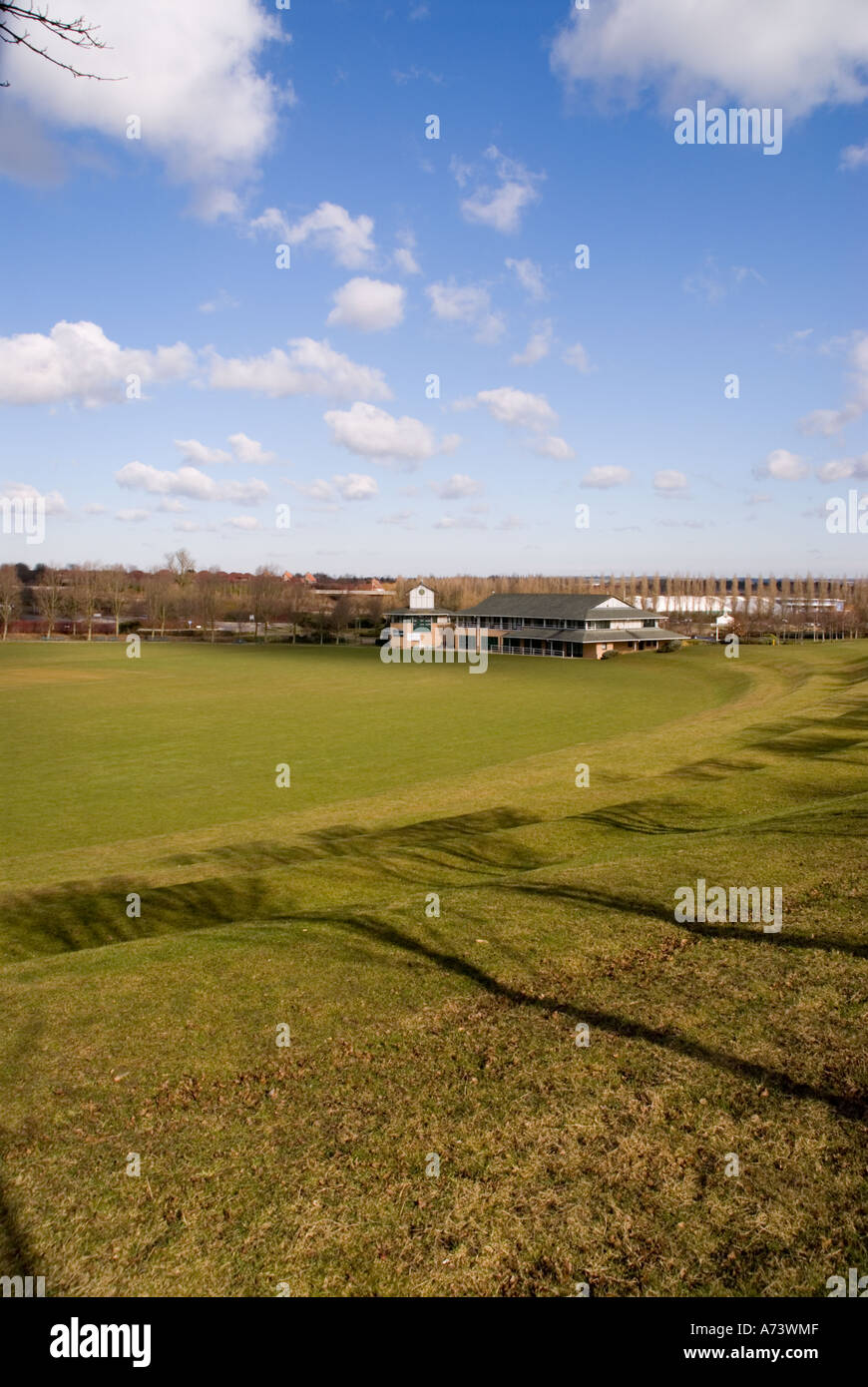 Milton Keynes Parks Trust building y cricket pitch Foto de stock