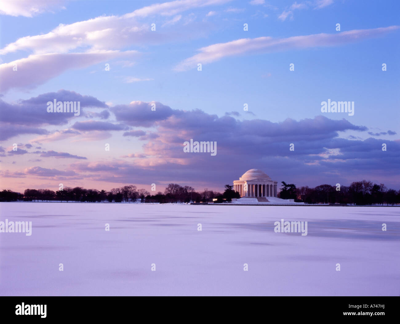 Mirando a través de la Cuenca Tidal, congelados en el Thomas Jefferson  Memorial building, Washington D.C Fotografía de stock - Alamy
