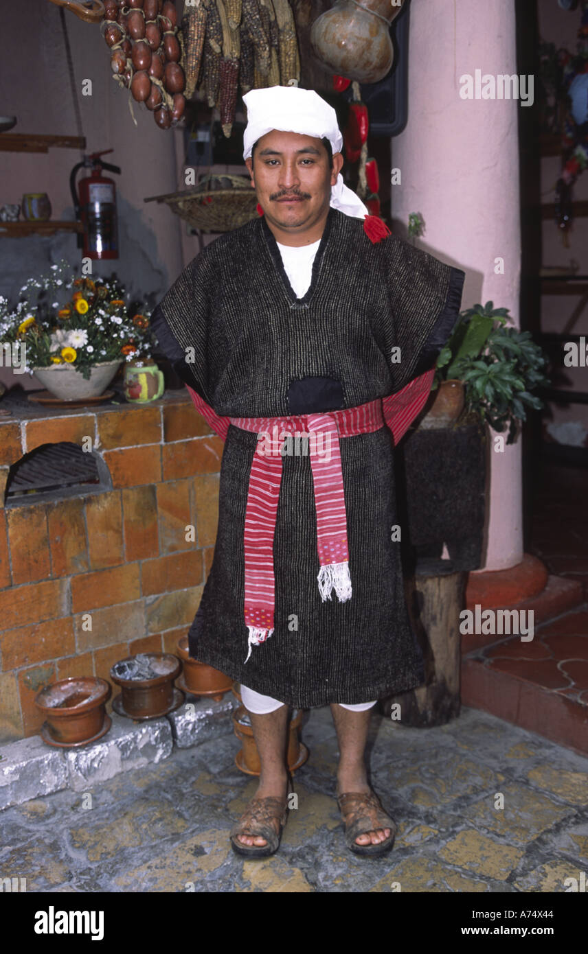 México, Chiapas, San Cristóbal. Hombre Tzeltal en traje tradicional; Fogou  de Sovel Restaurante Fotografía de stock - Alamy