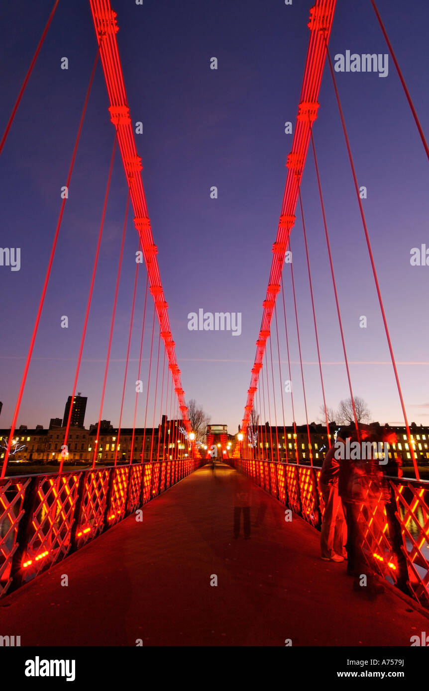 Puente colgante iluminado al atardecer sobre el río Clyde Glasgow Scotland Reino Unido Foto de stock