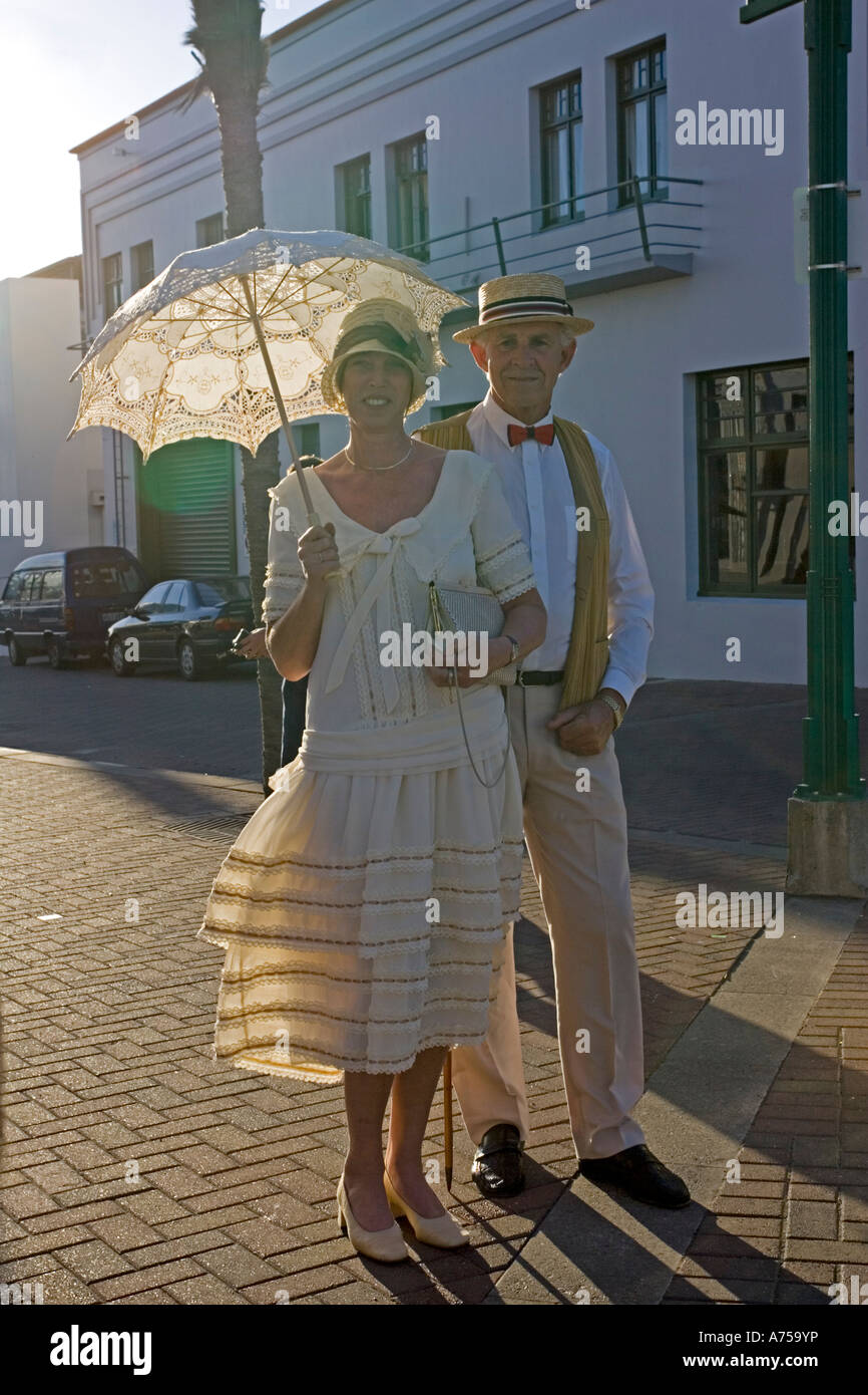 Hombre Mujer en 1930 vestido de fin de semana Art Deco de Napier en la Isla  del Norte, Nueva Zelanda Fotografía de stock - Alamy