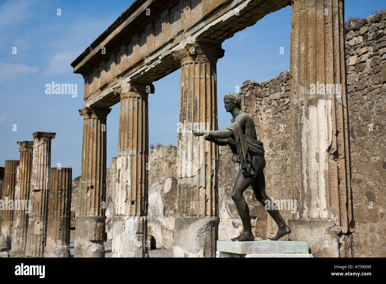 Pompeya, Campania, Italia; la estatua de Apollo en el foro Foto de stock
