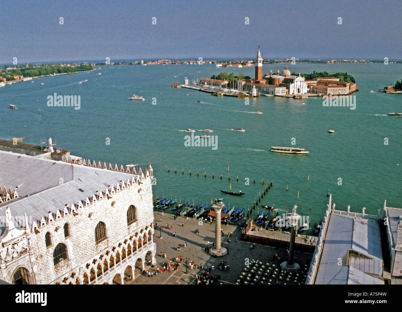Venecia vista de la Catedral de San Giorgio Maggiore del Campanile de la plaza de San Marcos - ver descripción bekow para más detalles Foto de stock