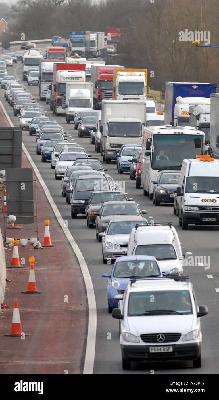 Tráfico pesado en la autopista M6 en la región de los midlands, Inglaterra, Reino Unido Foto de stock