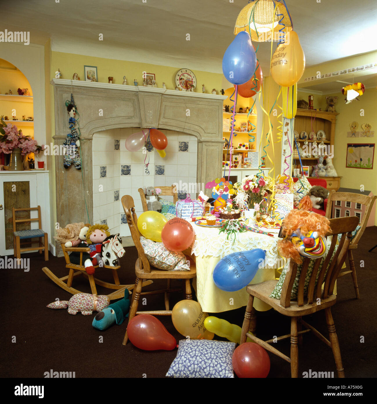 Comedor con globos de colores y tabla para fiesta infantil, Foto de stock