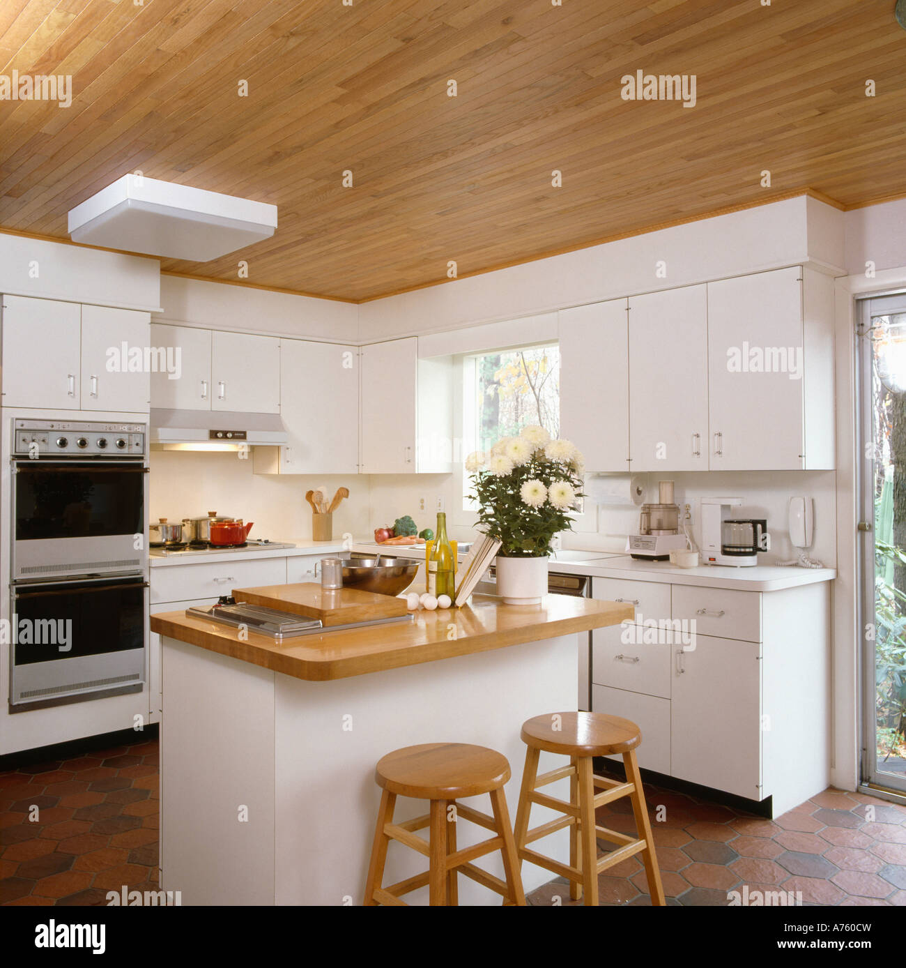 Techo de madera en la moderna cocina con isla unidad blanca Techo de madera en la moderna cocina con isla unidad blanca