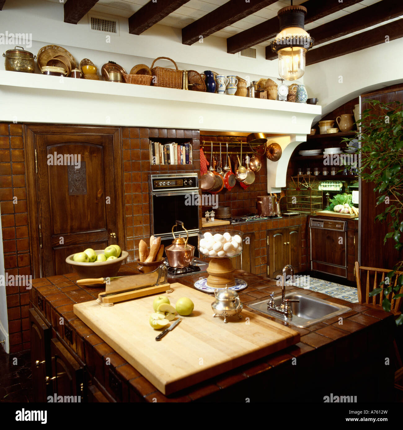 Tabla de cortar de madera grande en la isla de cocina con fregadero  integral Fotografía de stock - Alamy
