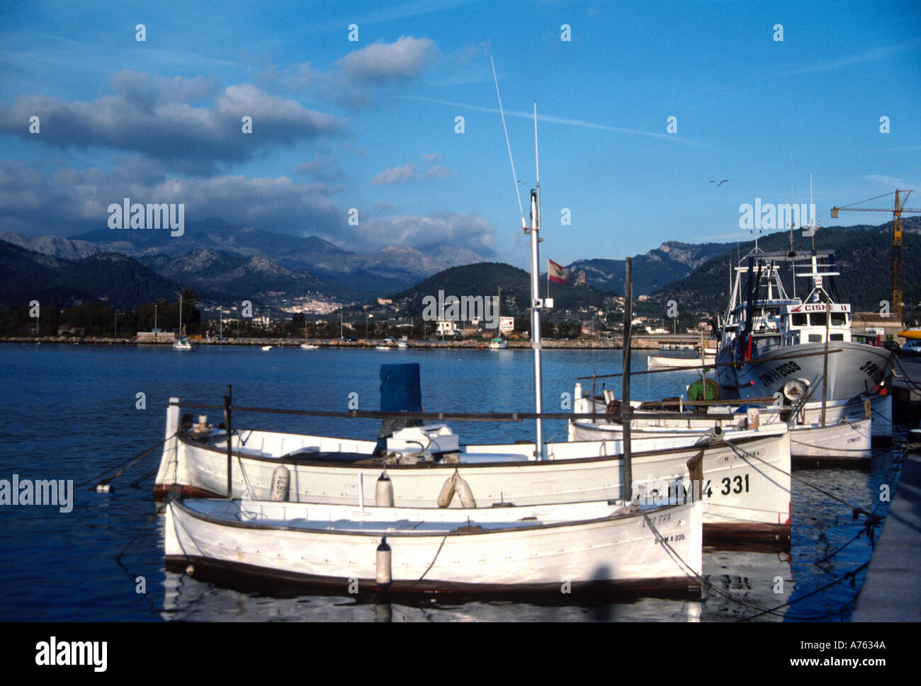Los barcos en El Puerto de Montaña en Mallorca de fondo Foto de stock