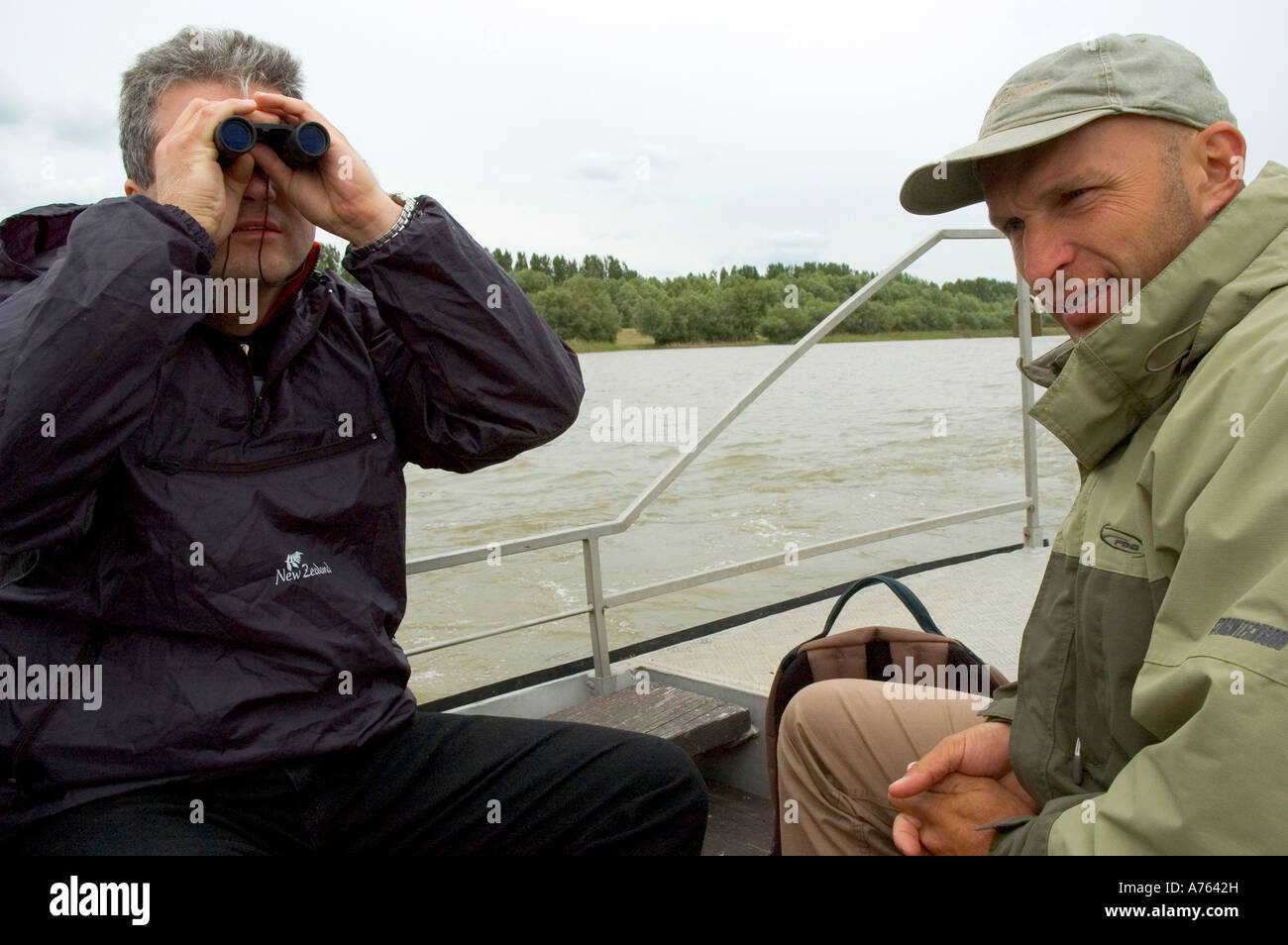 Los turistas en el lago Tisza Gran Llanura Húngara Hungría Foto de stock