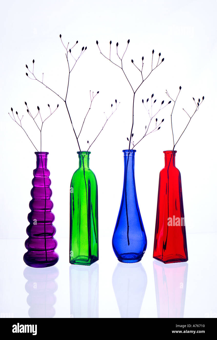 Rojo, verde y púrpura y verde botellas con tallos Foto de stock