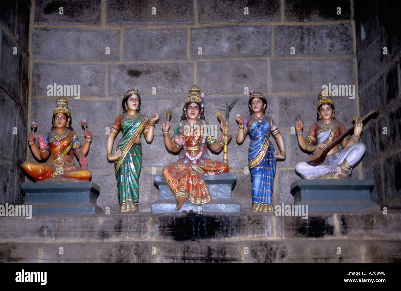 Porcelana representaciones de diosas hindúes en un santuario a medio camino de la roca fuerte de Tiruchirapalli de Tamil Nadu, India Foto de stock