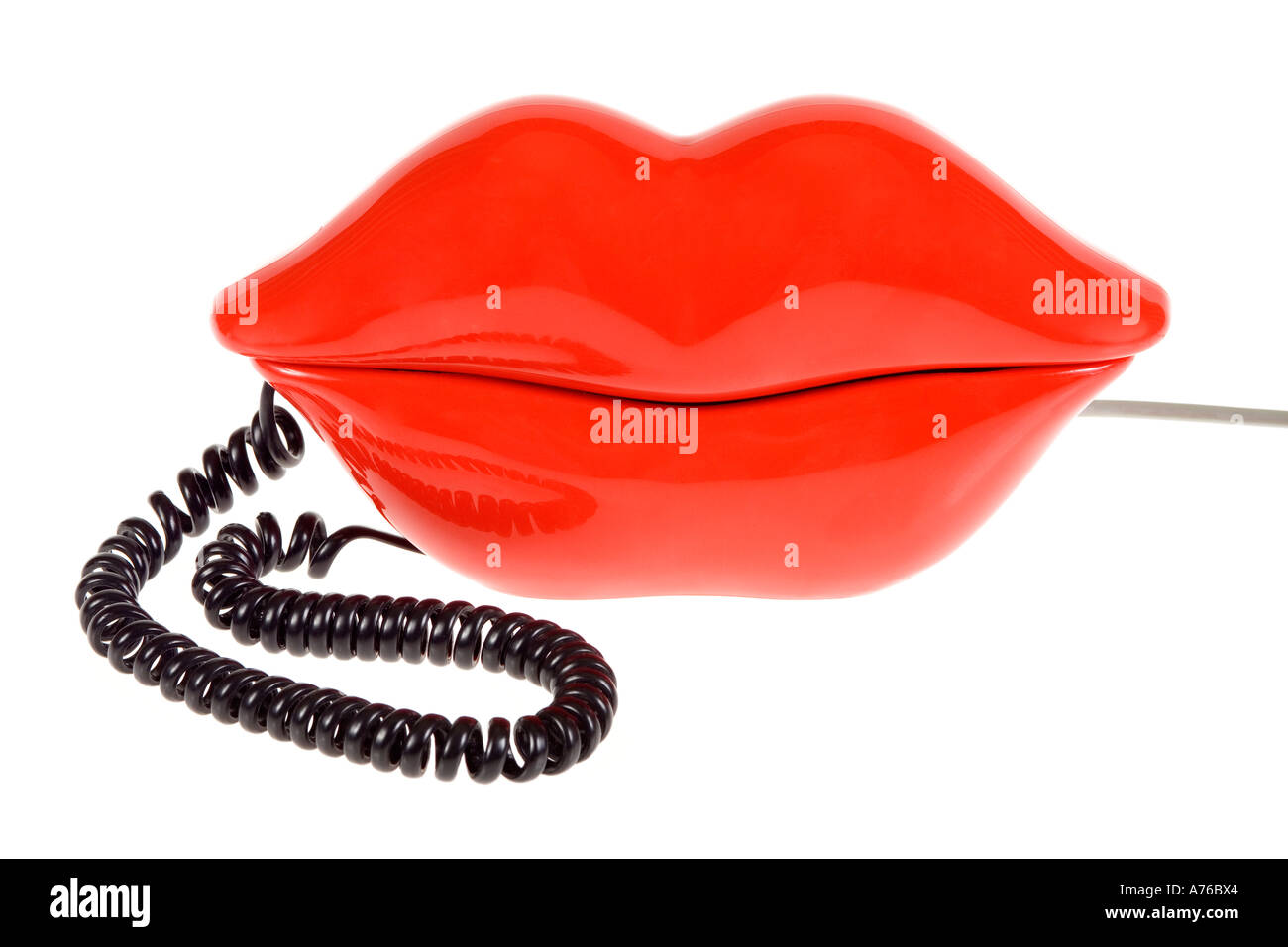 Kitsch retro teléfono labios rojos sobre un fondo blanco puro. Foto de stock