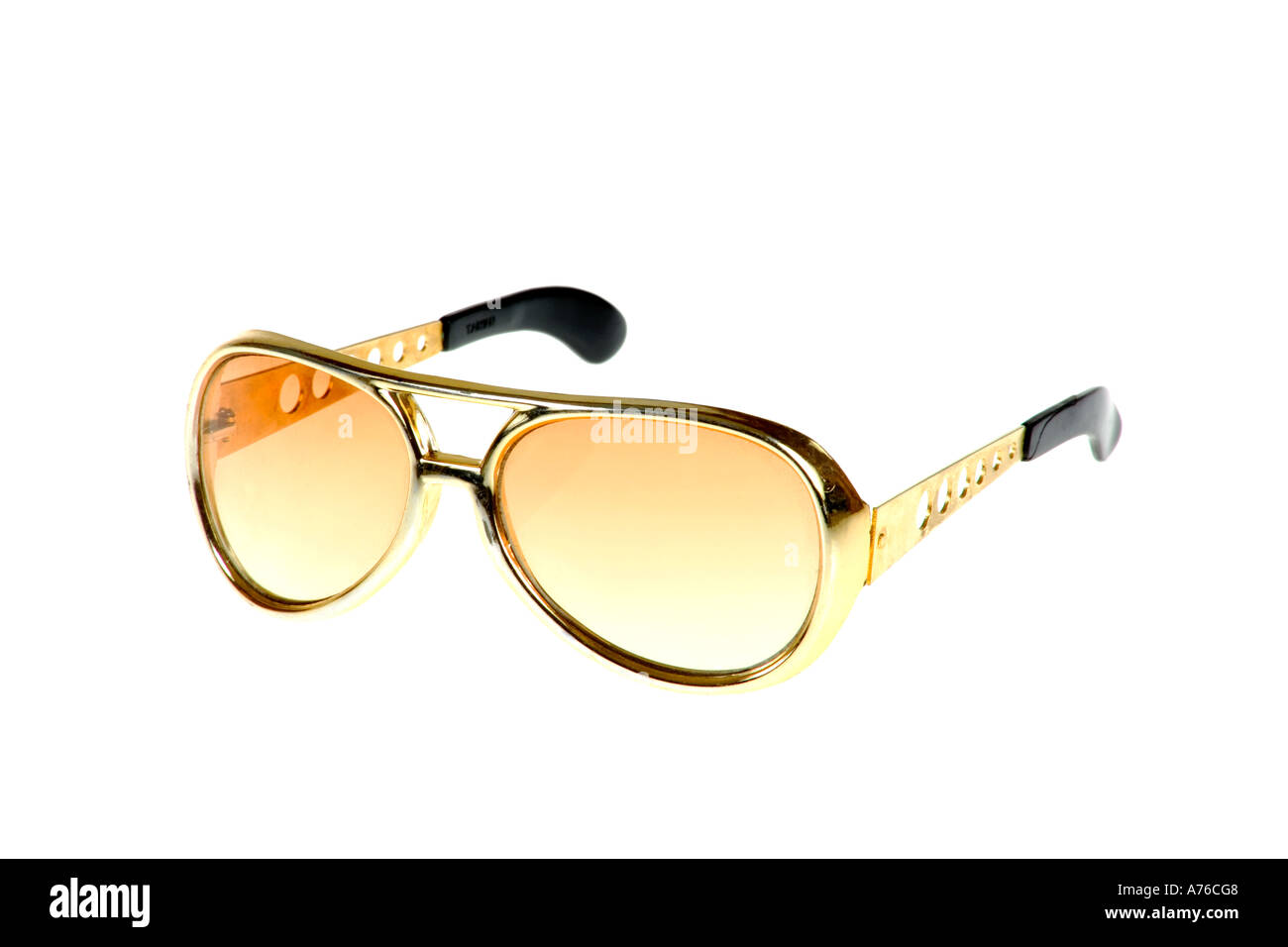 Par de retro gafas de sol estilo elvis presley de oro sobre un fondo blanco  puro Fotografía de stock - Alamy