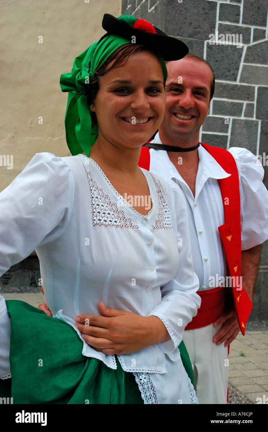 La vestimenta tradicional diseñado por el artista Néstor Feria Pueblo  Canario de Las Palmas de Gran Canaria GRAN CANARIA España Fotografía de  stock - Alamy