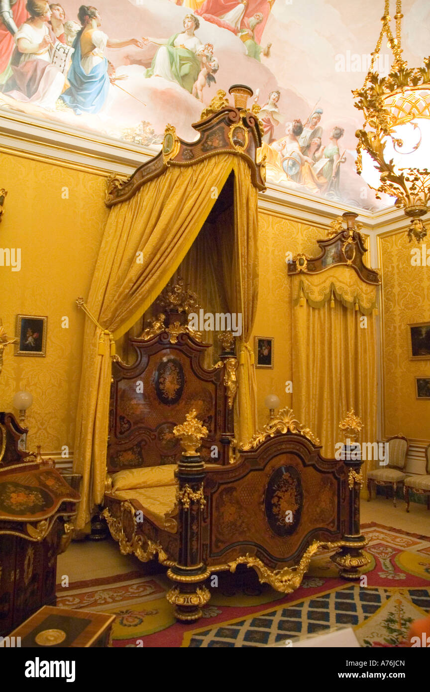 El dormitorio de la reina del Palacio Real de Aranjuez Comunidad Autónoma de Madrid España Foto de stock