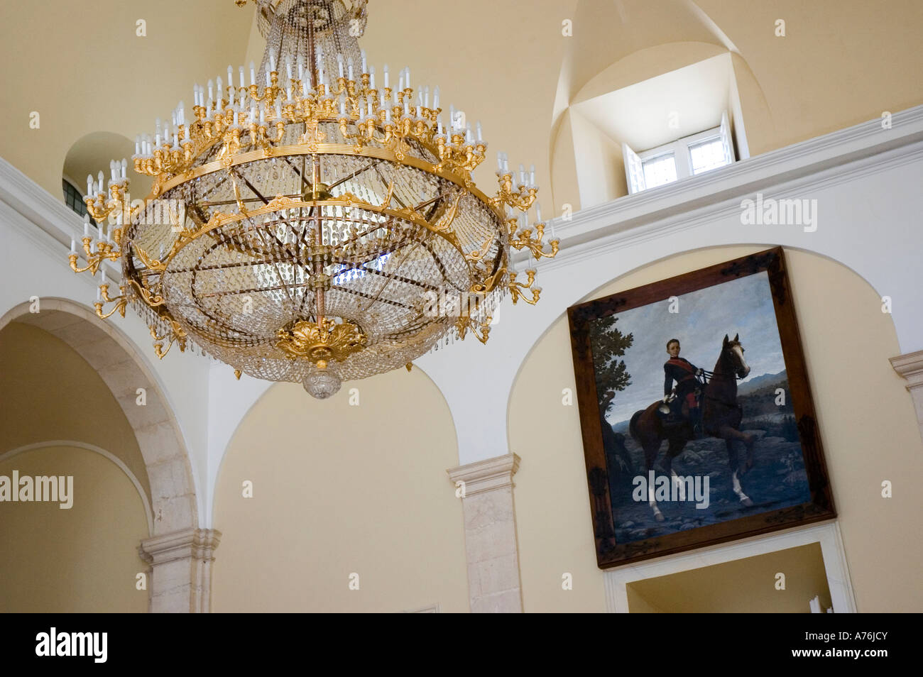 Lámpara y retrato ecuestre de Alfonso XIII del Palacio Real de Aranjuez Comunidad de Madrid España Foto de stock