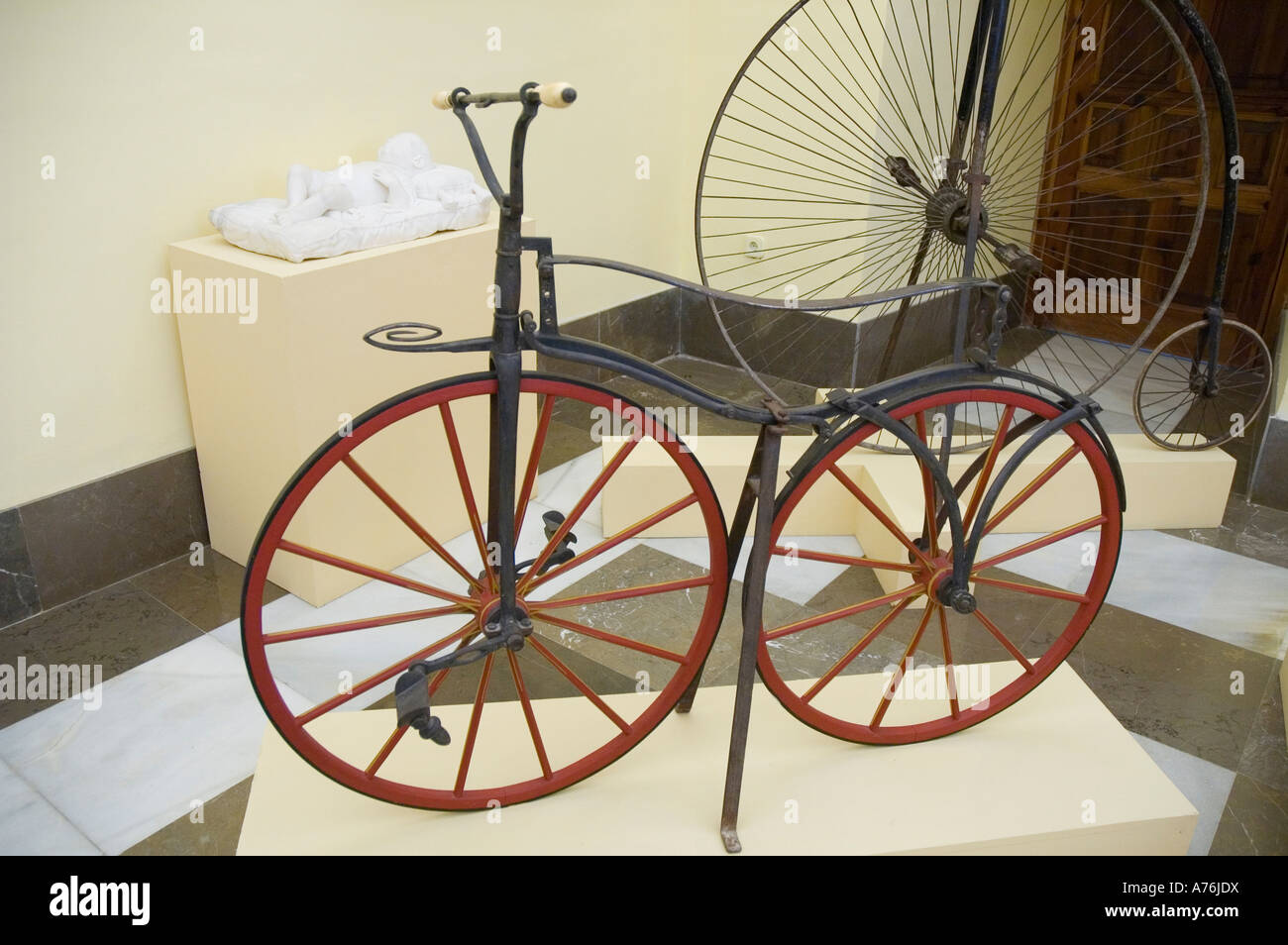 Bicicleta antiguo Palacio Real de Aranjuez Comunidad Autónoma de Madrid España Foto de stock