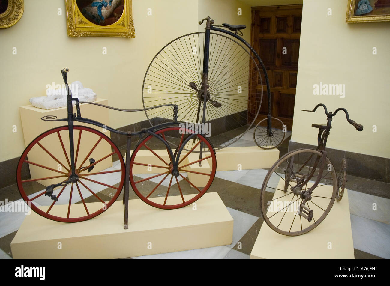 Bicicleta antiguo Palacio Real de Aranjuez Comunidad Autónoma de Madrid España Foto de stock