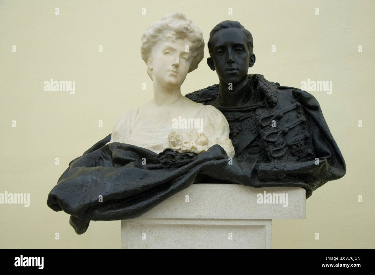 Victoria Eugenia y Alfonso XIII del escultor Mariano Benlliure Palacio Real de Aranjuez Comunidad Autónoma de Madrid España Foto de stock