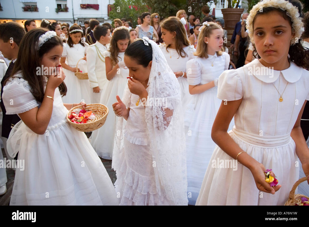 Niñas vestidos con sus trajes de comunión en la procesión de Corpus Christi  Marbella Málaga Andalucía España Fotografía de stock - Alamy