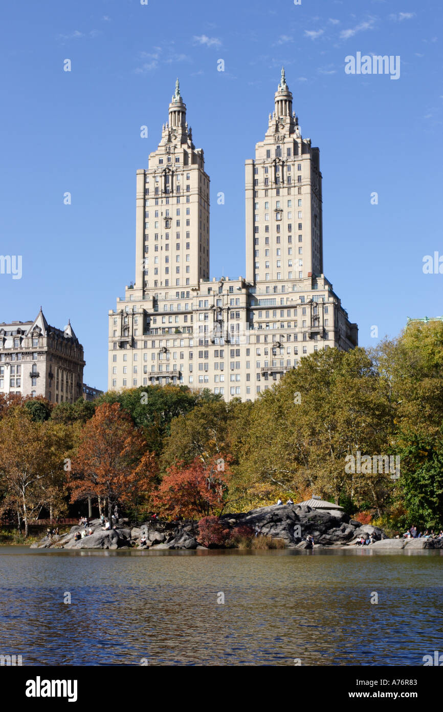 Vista de San Remo la construcción del Parque Central de Manhattan, Nueva York, EE.UU. Foto de stock