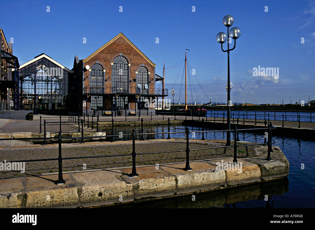 El Wharf public house edificios en Atlantic Wharf Bahía de Cardiff Cardiff Gales UK Foto de stock