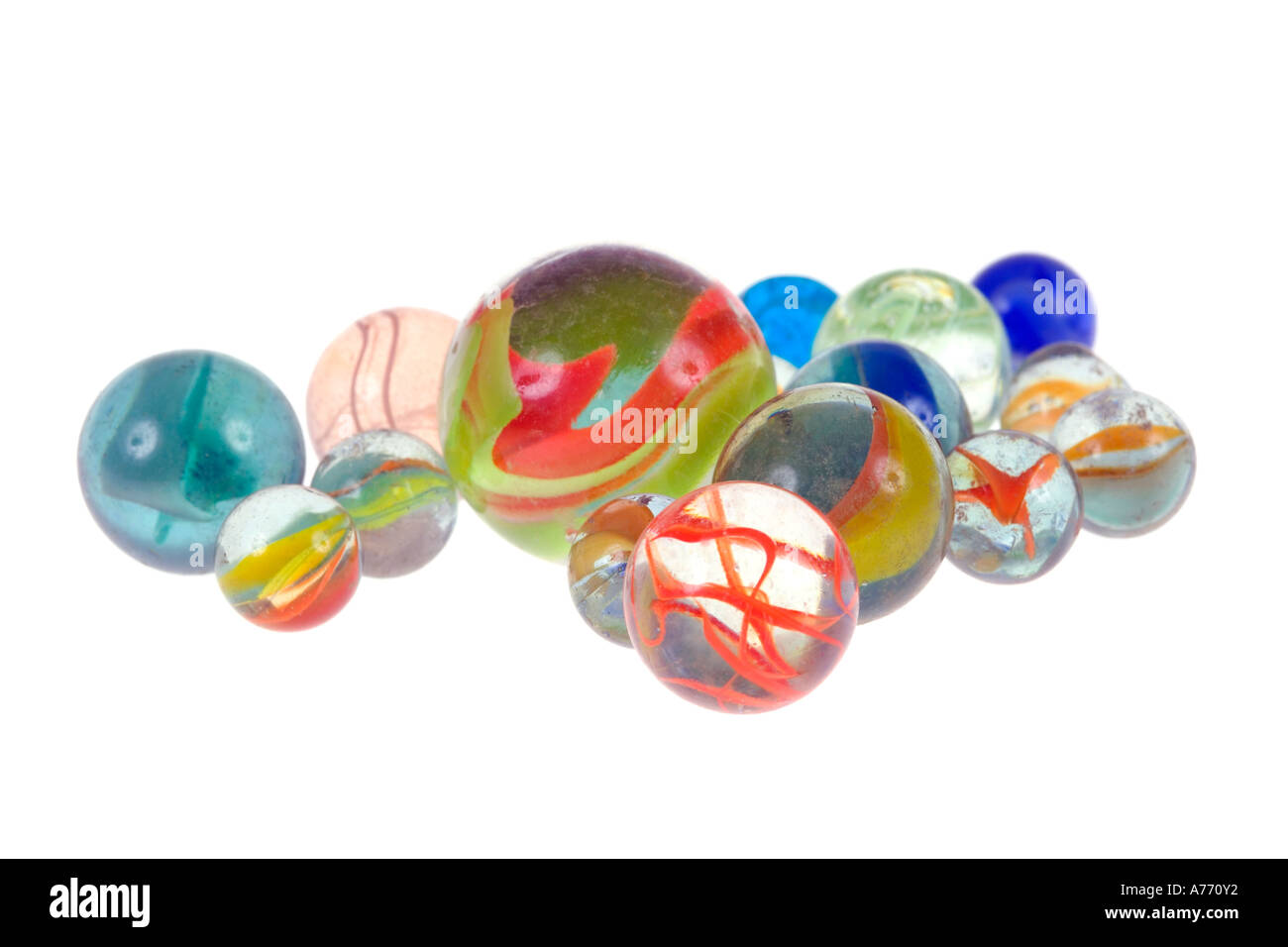 Colección de canicas de vidrio coloreado de diferentes tamaños en un fondo  blanco puro Fotografía de stock - Alamy