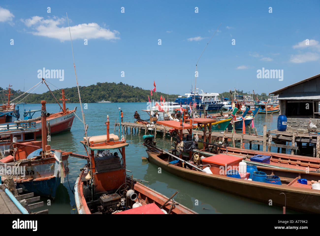 Los botes de pesca locales en Tap Lamu pier, Khao Lak, Phang Nga, Tailandia Foto de stock