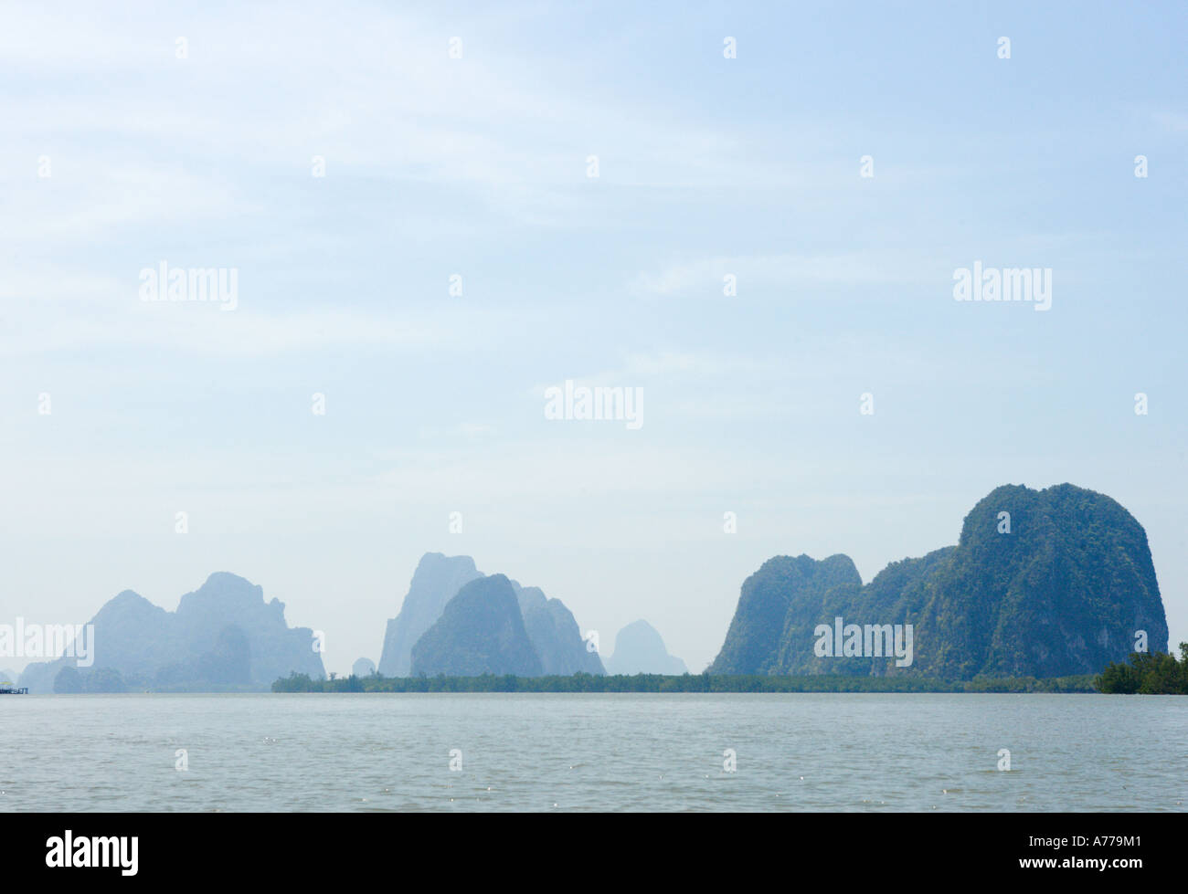 "Longtail" viaje en barco a la isla de James Bond, Ao Phang Nga, Parque Nacional de la bahía de Phang Nga, Tailandia Foto de stock
