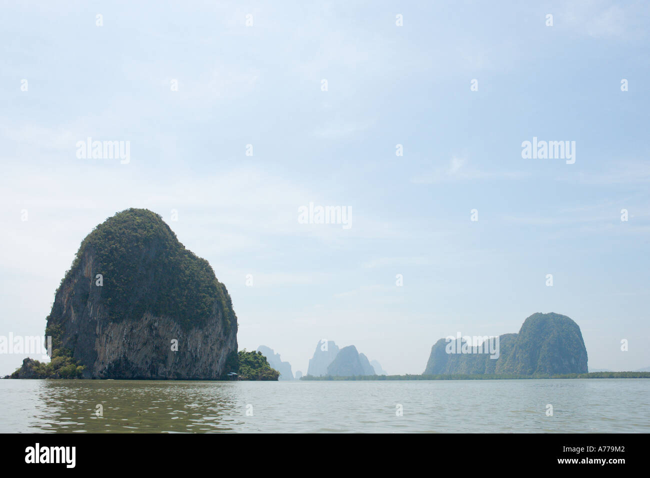 "Longtail" viaje en barco a la isla de James Bond, Ao Phang Nga, Parque Nacional de la bahía de Phang Nga, Tailandia Foto de stock