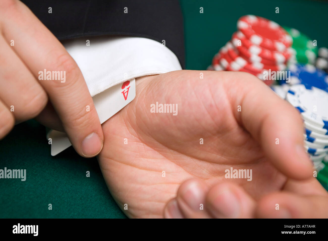Hacer trampa en un juego de cartas Fotografía de stock - Alamy