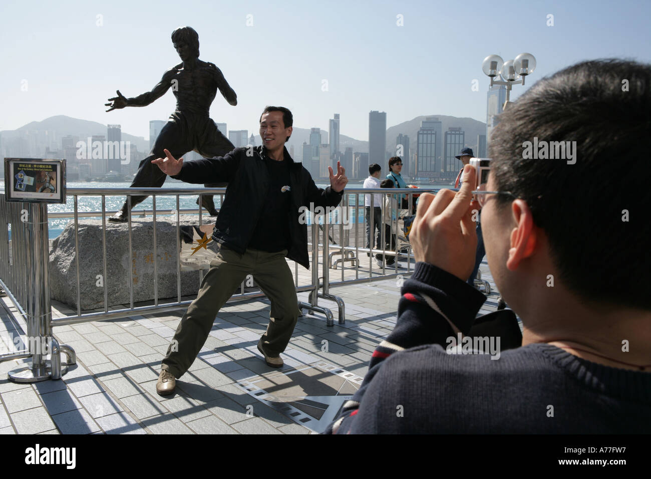 Tsim Sha Tsui, Kowloon Starwalk estatuas y huella en el hormigón del popular Hongkong y estrellas de cine chino Bruce Lee statu Foto de stock