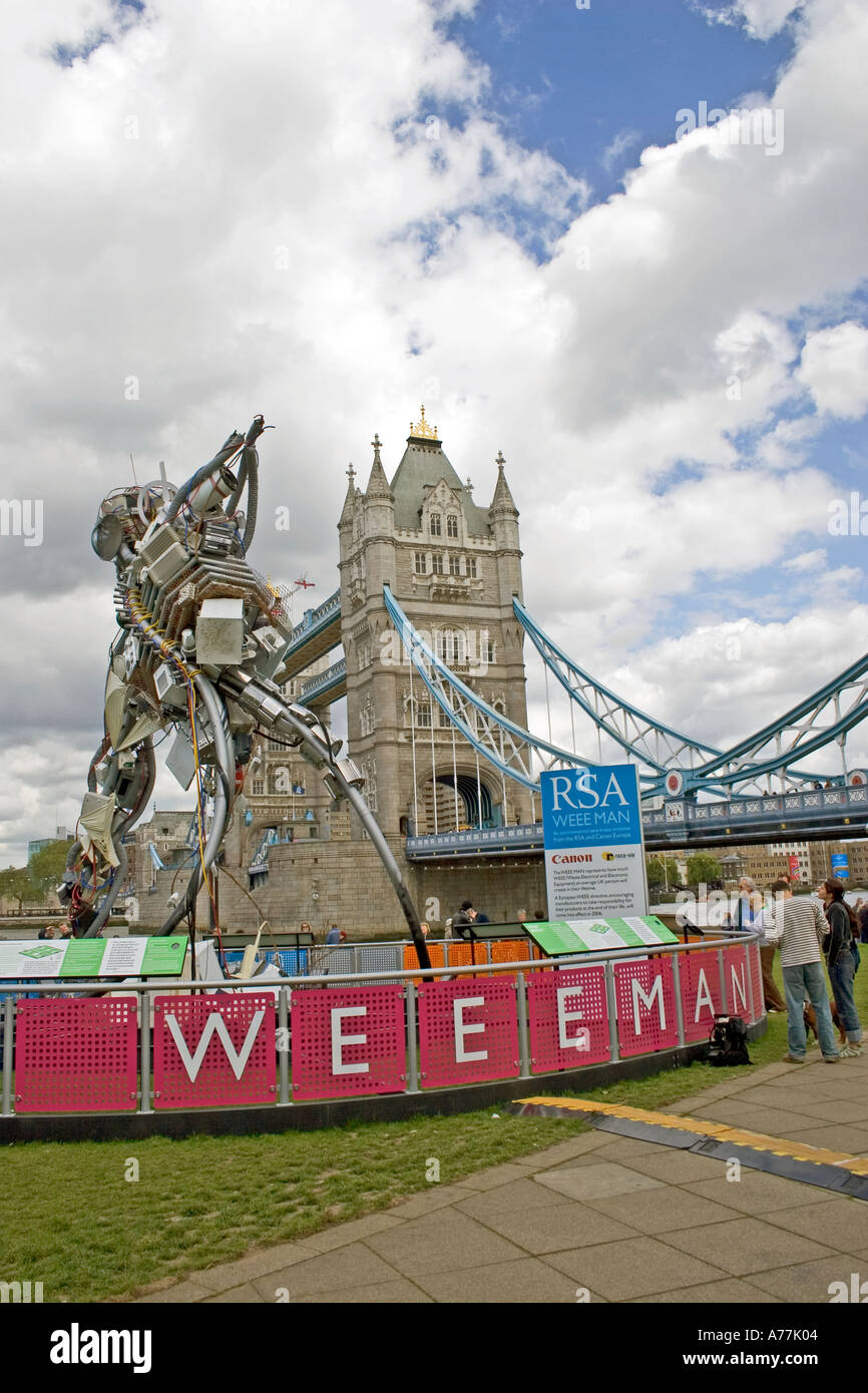 - Giant Weeeman escultura hecha de residuos electrónicos - en el Tower Bridge de Londres Foto de stock