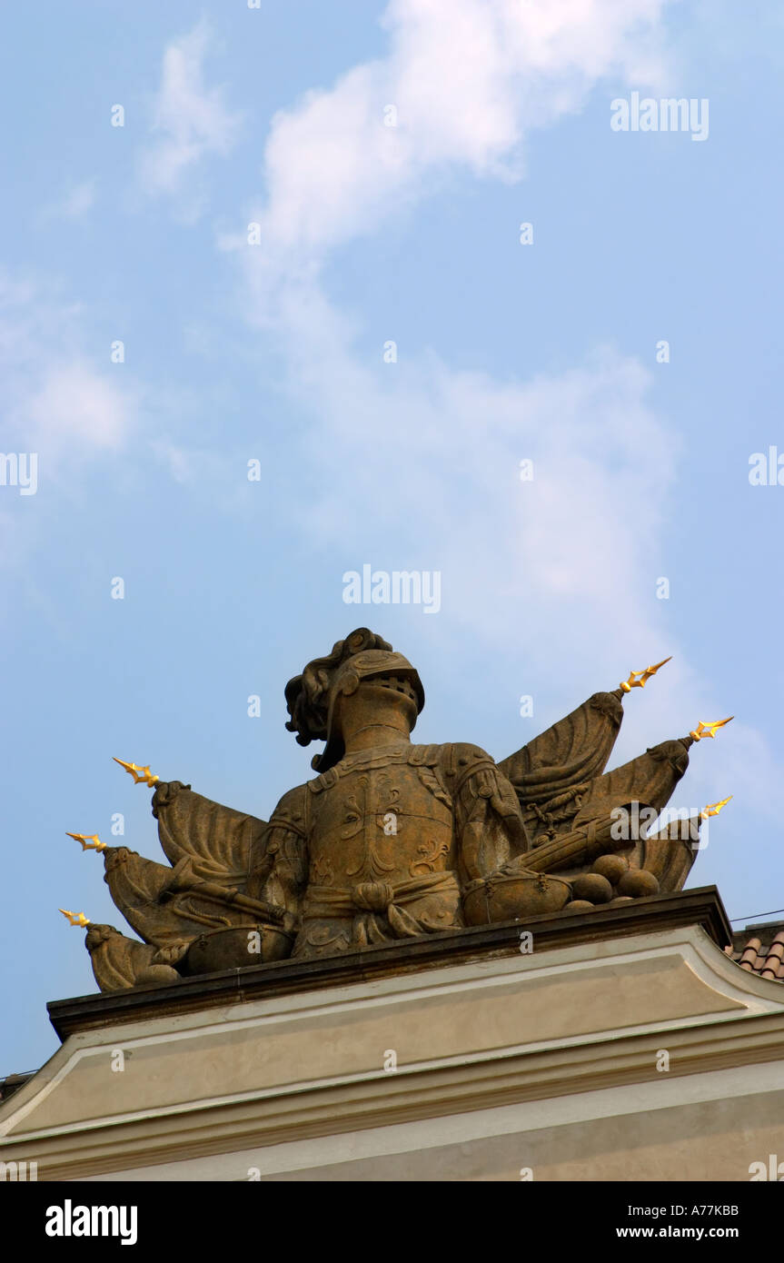 Una estatua de escudo de armas en el castillo de Hradcany Foto de stock