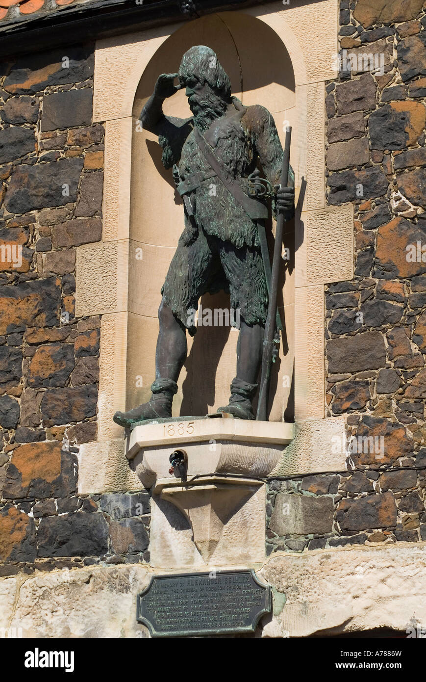 estatua de dh Robinson Crusoe Estatua DE LOWER LARGO FIFE Alexander Selkirk nació el lugar de nacimiento histórico escocés scots daniel defoe escocia figuras marinero Foto de stock
