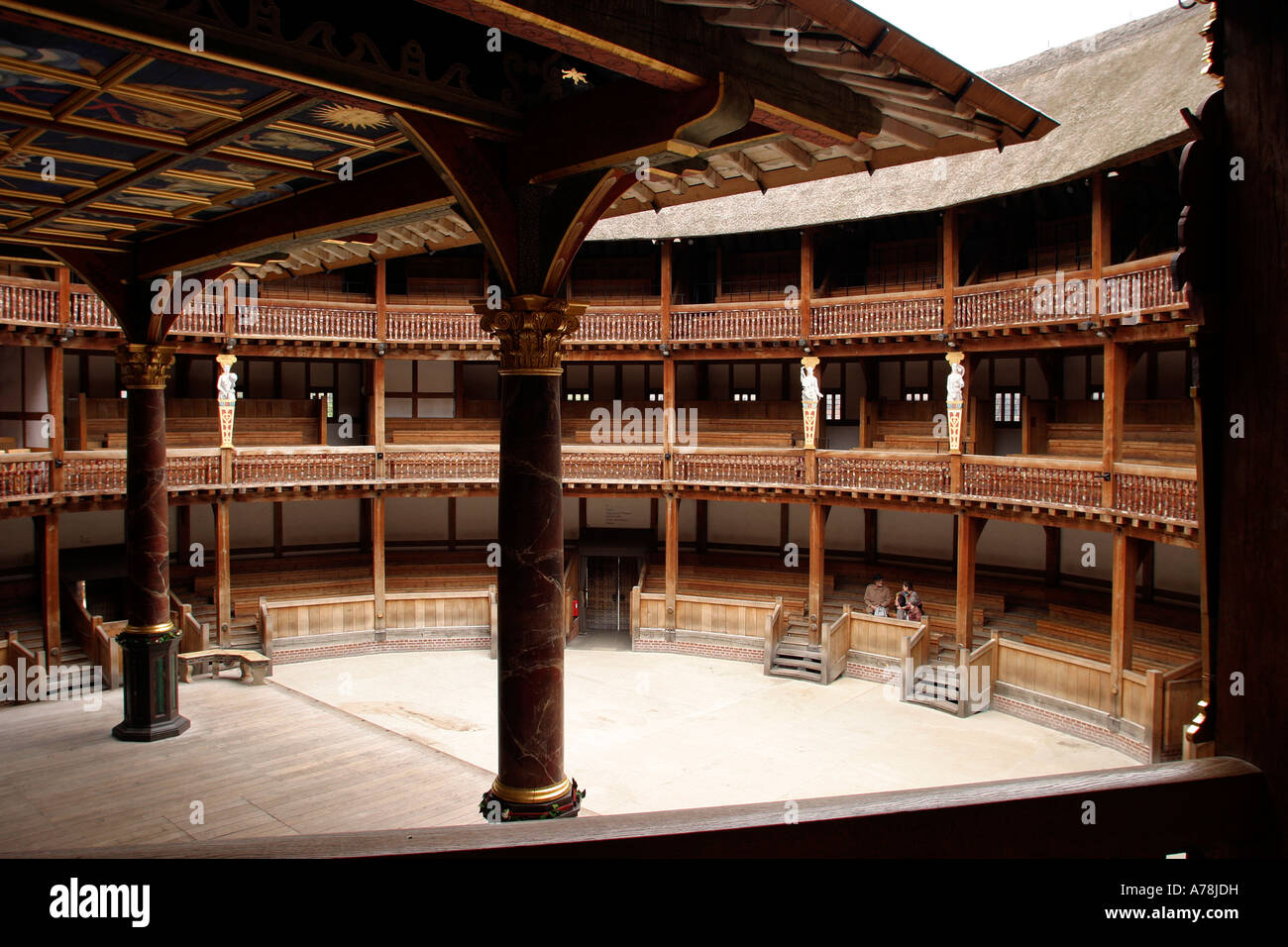 UK London Bankside Shakespeare's Globe Theatre el auditorio Foto de stock