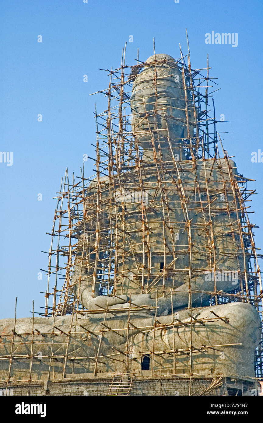 Una enorme estatua de Buda nueva en construcción en Amaravati India Foto de stock